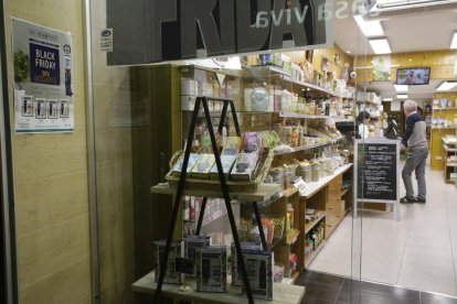 Una agencia de viajes muestra sus ofertas para el Black Friday.