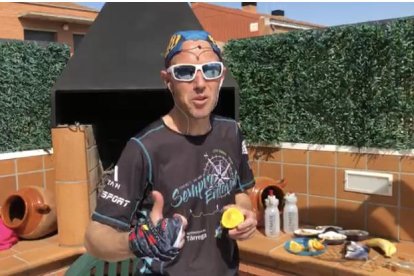 Kilian Jornet tras finalizar su reto. A la derecha, Raül Arenas corriendo en su domicilio de Tàrrega.