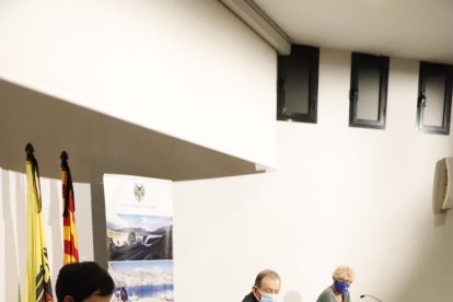 Imatge dels representants institucionals que van participar en l’homenatge a les víctimes del Jussà.