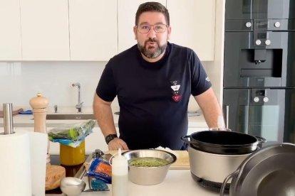 Los grandes chefs comparten recetas con estrella Michelin -  Muchos son los profesionales de la alta cocina que estos días aprovechan para compartir sus recetas más famosas a través de las redes sociales. Uno de ellos es Ferran Adrià, que cada  ...