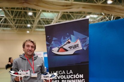 Foto de família d’expositors, ponents i personal docent de l’Inefc que van participar en la fira Ocusport.