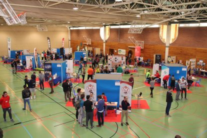 Foto de família d’expositors, ponents i personal docent de l’Inefc que van participar en la fira Ocusport.