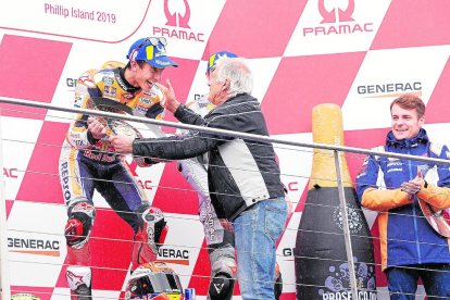 Tot l’equip de Marc Márquez celebra l’onzena victòria de la temporada del lleidatà, que deixa la Triple Corona molt a prop, així com el rècord de punts de Lorenzo.