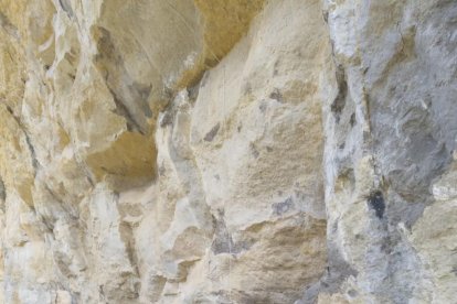 Vista del pendent amb les pedres a la carretera i al fons el riu Noguera Ribagorçana.