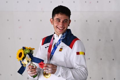 Sandra Sánchez besa su medalla de oro en kárate.