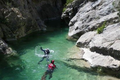 Col·lapse - Enclavaments com la Pica d’Estats o el congost de Mont-rebei han registrat grans massificacions de turistes, al límit del col·lapse. A la imatge, del 2016, els visitants del congost creuen pel camí, ara tancat per despreniments, o ...