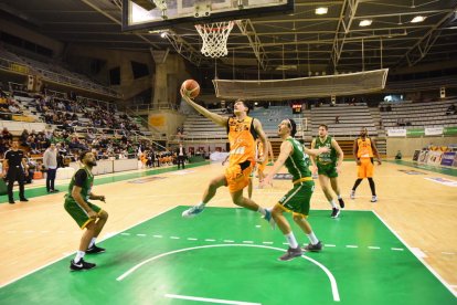 Santa Ana perdió ayer la batalla con Ray Carter.
