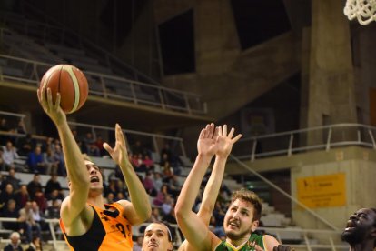 Santa Ana perdió ayer la batalla con Ray Carter.