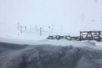 L’accés a València d’Àneu completament nevat i els gruixos acumulats al refugi de Cap del Port de la Bonaigua (dreta), amb la carretera al fons.