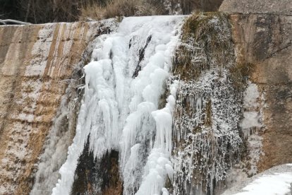 Las calles de Almatret ya quedaron cubiertas de nieve ayer por la noche.