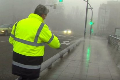 Las calles de Almatret ya quedaron cubiertas de nieve ayer por la noche.