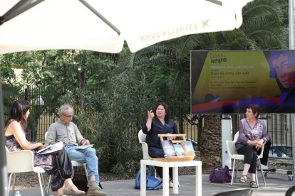 Montse Torres, guanyadora en relat breu, i Joan Ollé, accèssit, amb Eulàlia Pagès i Montse Sanjuan.