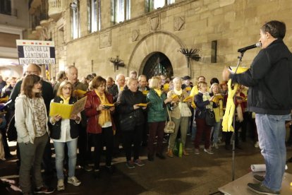 Colas de los ‘autoinculpados’ a primera hora de la mañana de ayer, en el juzgado de guardia de Lleida.