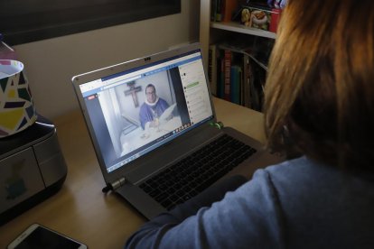 El obispo Xavier Novell, bendiciendo ayer la diócesis de Solsona.