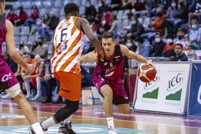 Mo Soluade defensa el base lleidatà Albert Lafuente.