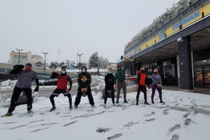 Numerosos leridanos disfrutaron de una jornada de nieve pese a las restricciones de movilidad y aprovecharon para hacer muñecos.