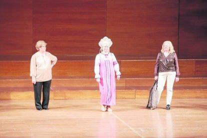Models de totes les edats van protagonitzar ahir la tradicional desfilada de les entitats de dones de Lleida a l’Auditori Municipal Enric Granados.