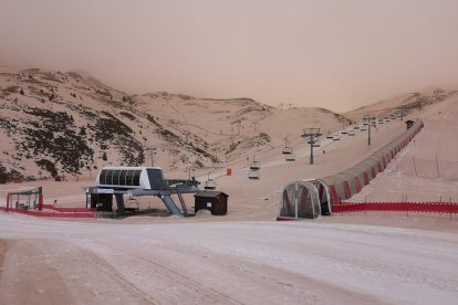 La nieve de Baqueira quedó cubierta por el polvo rojizo.