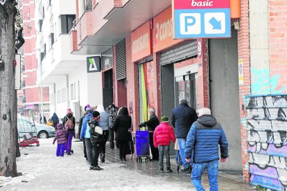 Imagen de las tiendas del Eix Comercial ayer cerrado y vacío, un hecho inédito en un sábado y en plena temporada de rebajas.