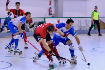 Els jugadors del Llista saluden l’afició ahir al pavelló de Bell-lloc a l’acabament del partit.