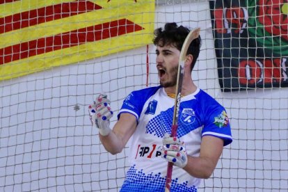 Els jugadors del Llista saluden l’afició ahir al pavelló de Bell-lloc a l’acabament del partit.