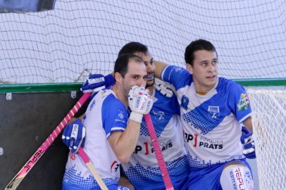 Els jugadors del Llista saluden l’afició ahir al pavelló de Bell-lloc a l’acabament del partit.