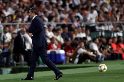 Jugadors del València aixequen la Copa que li van guanyar ahir al Barcelona, a la final disputada al Benito Villamarín.