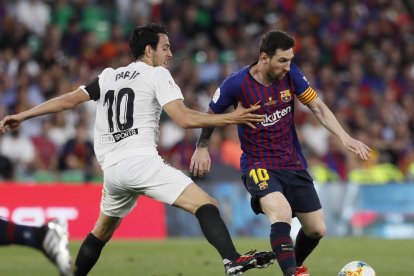 Jugadors del València aixequen la Copa que li van guanyar ahir al Barcelona, a la final disputada al Benito Villamarín.