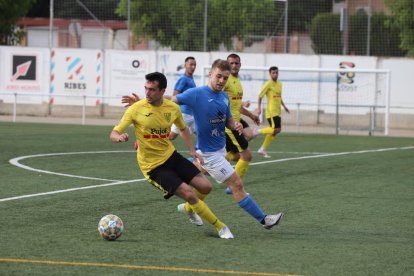 Vendrell, de l’Alcarràs, fa una passada davant d’un jugador del Mollerussa.