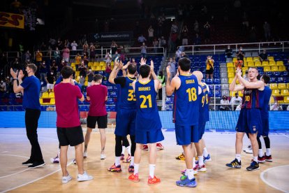 Pau Gasol i Álex Abrines celebren una cistella durant el partit amb la Penya.
