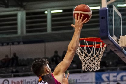 Nacho Rosa, un dels jugadors més destacats del Força Lleida, llança a cistella.