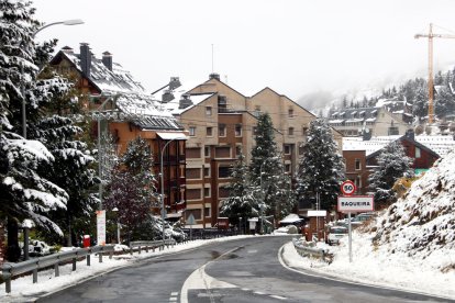 La nevada deja grosores de entre 5 y 10 centímetros en Naut Aran