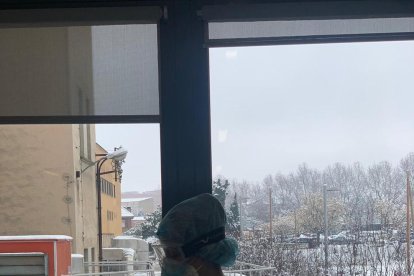 Los Bomberos ayudaron al equipo de vacunación a llegar a una residencia de Balaguer.