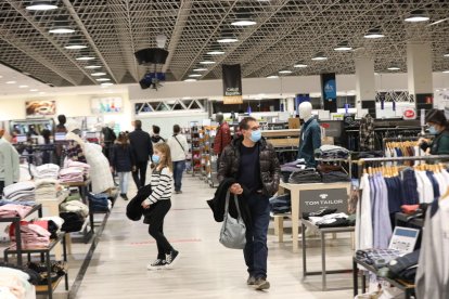 Paseantes y compradores llenaron hasta los topes el Eix Comercial por la tarde.
