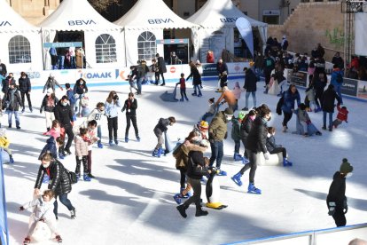 Paseantes y compradores llenaron hasta los topes el Eix Comercial por la tarde.