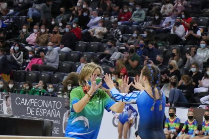 La lleidatana Àngela Mora, de 17 anys, amb la seua entrenadora, Maribel Moncasí, durant un dels seus exercicis ahir al Campionat d’Espanya.