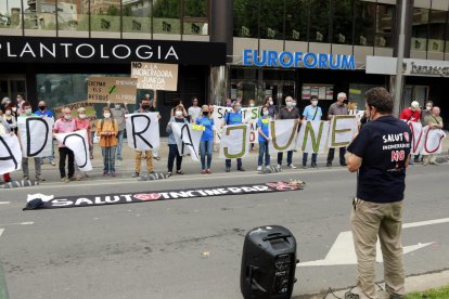 Una setentena de personas se concentran ante la delegación del Gobierno en Lleida contra el proyecto de Nova Tracjusa