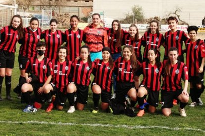 Pixu avanza con el balón en el partido que el AEM jugó en un estadio histórico como el Carlos Tartiere.