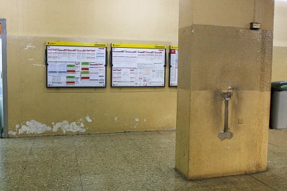 Vista general de la terminal de la estación de autobuses de la calle Saracíbar ayer por la mañana.