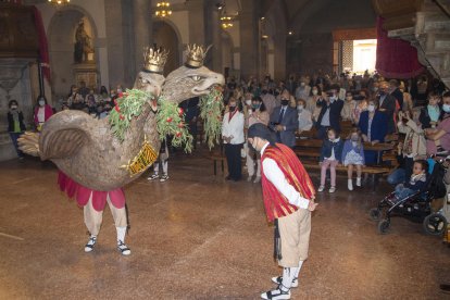 Decenas de leridanos disfrutaron del baile del águila en la Plaça Sant Joan.