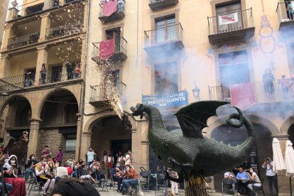 Decenas de leridanos disfrutaron del baile del águila en la Plaça Sant Joan.