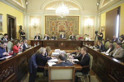 Un instante de la sesión del pleno municipal de ayer, en la Paeria.