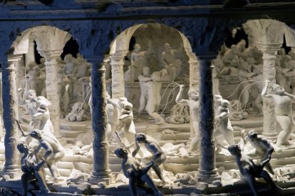 Sobre aquestes línies i a dalt a la dreta, dos de les peces instal·lacions de gran format del britànic Mat Collishaw. Dreta a baix, Ana Vallés, de la Fundació Sorigué.