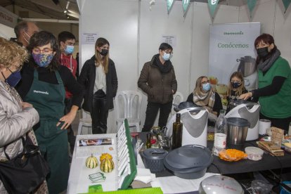 La 22 edición de la Fira d’Artistes i Activitats Tradicionals reunió a un centenar de expositores.