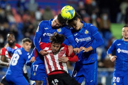 Xavi Hernández conversa amb els seus jugadors durant l’entrenament a la Ciutat Esportiva.