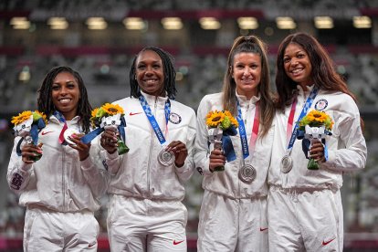 Els jugadors espanyols, al segon calaix del podi amb les medalles de plata al coll.