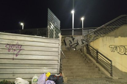 Cajas de cartón y otros desperdicios frente a la plaza Blas Infante.