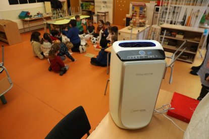 Una clase del colegio Albert Vives de La Seu ayer, con las ventanas abiertas y los niños abrigados.
