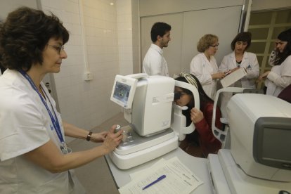 Sor Lucía Caram, amb una jove que es va emprovar una de les muntures per a les seues futures ulleres.
