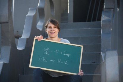 GEMMA HUGUET CASADES. Estudia la dinàmica de les oscil·lacions de l'activitat elèctrica de les poblacions neuronals.